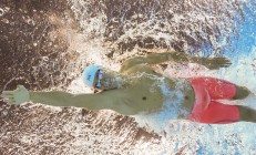 开云体育在线-极速对轰，当F1争冠赛道与篮球绝杀瞬间共振