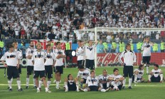 开云平台-不容小觑：法兰克福队靠强大团队协作获得胜利