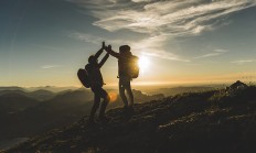 开云体育下载-战术年轻执教再登巅峰，声势浩大