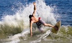 开云体育在线-双重碾压，当维斯塔潘用绝对速度撕碎幻觉，梅赛德斯用技术深渊埋葬阿斯顿马丁