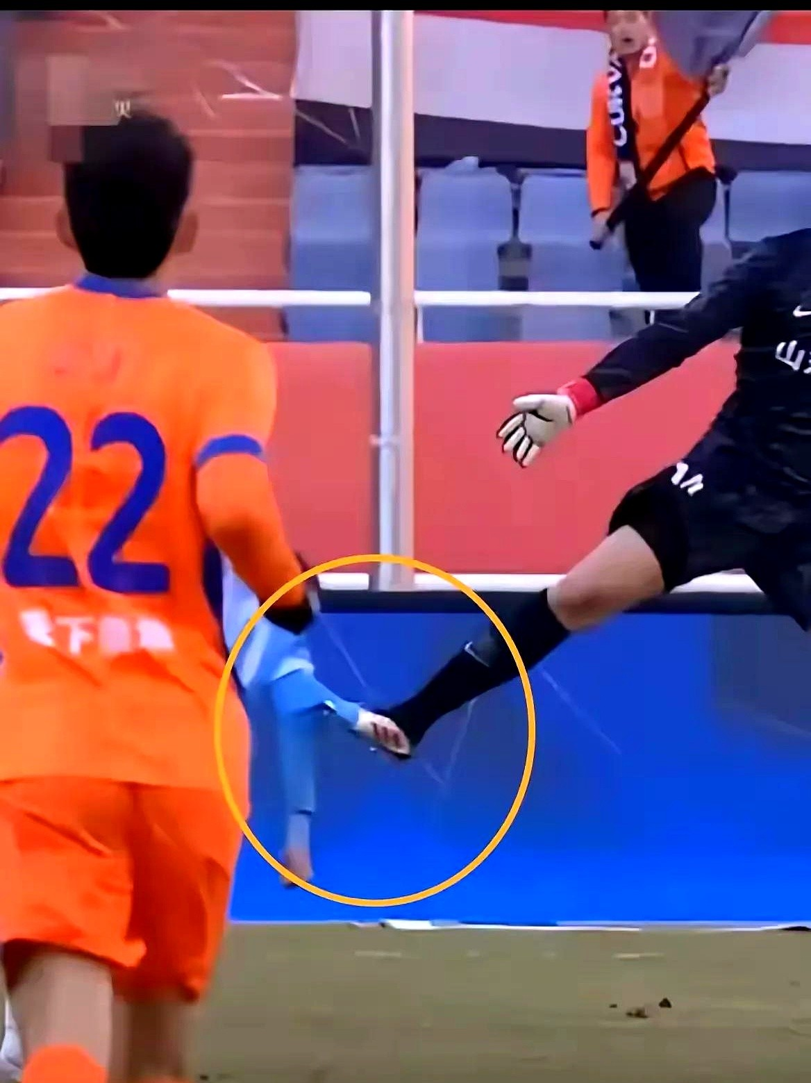 比赛场面混乱,裁判判罚颇具争议 比赛场面混乱,裁判判罚颇具争议