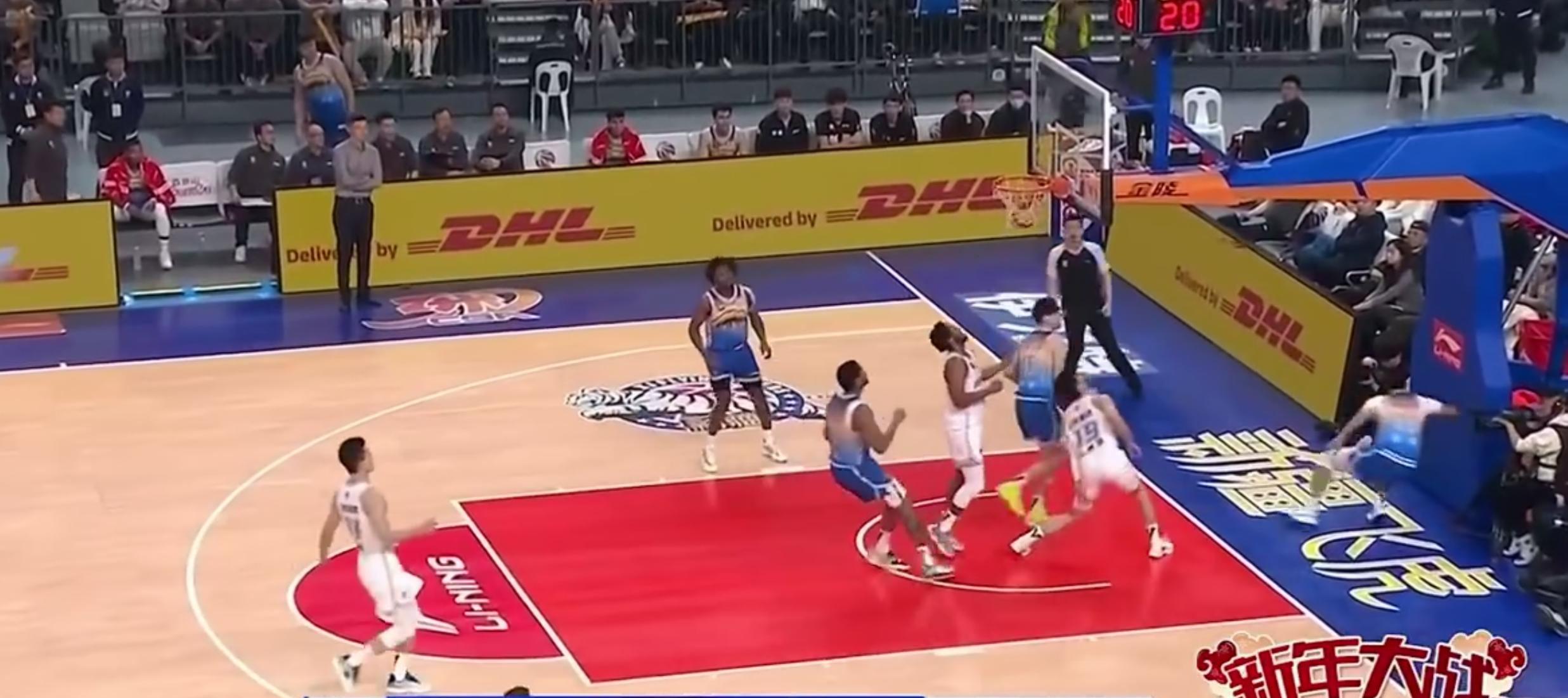 比赛场面混乱,裁判判罚颇具争议 比赛场面混乱,裁判判罚颇具争议