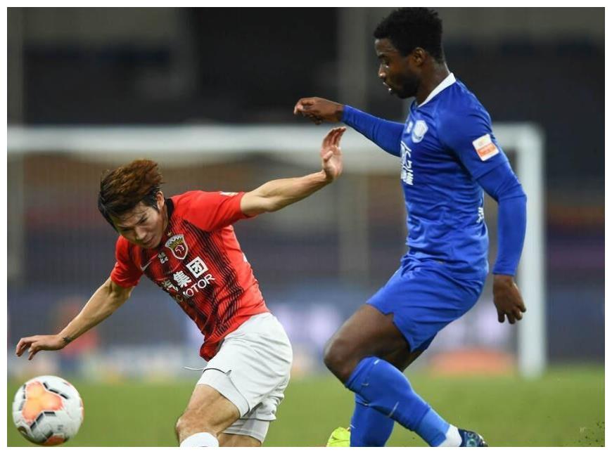 雄狮前锋抢断得手，率领球队反击快攻取胜