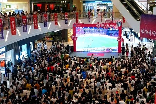 亚洲顶级赛事引爆热情，球场人潮涌动