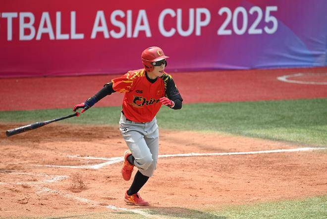 亚洲杯比赛上，女子队伍取得胜利