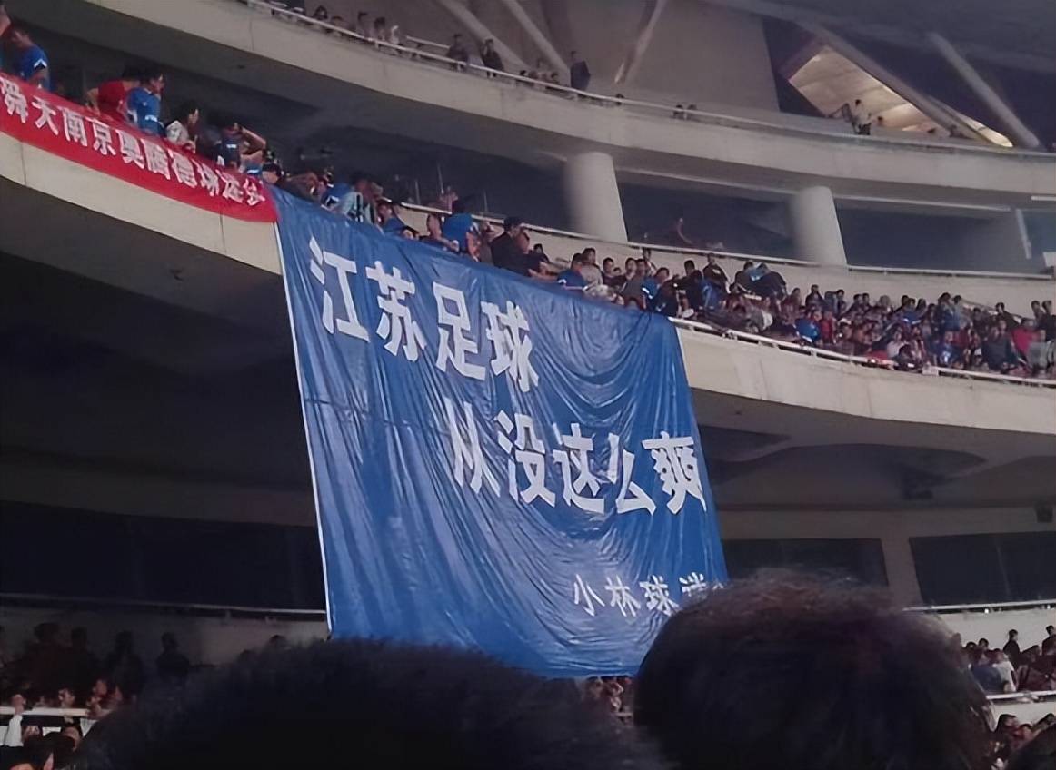 足球比赛中惊险一幕，全场观众沸腾