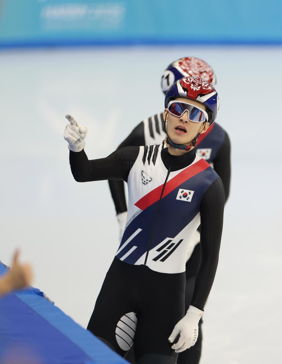 韩国短道速滑队实力强劲登顶，飞速冲刺勇夺头名