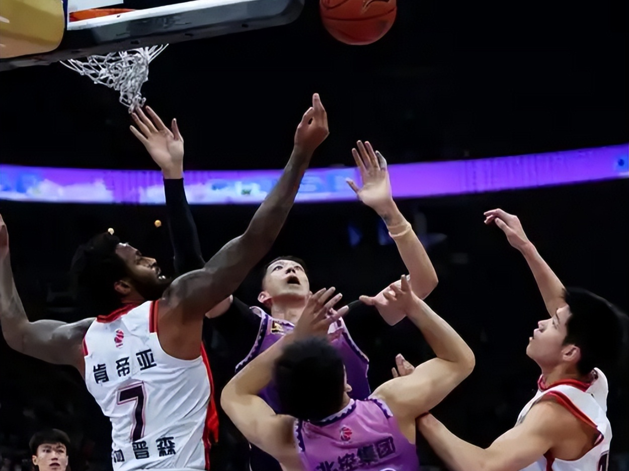 精湛技术展现,球员实力令对手侧目的简单介绍 精湛技术展现,球员实力令对手侧目的简单介绍