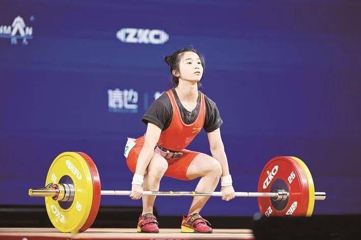 举重比赛选手力争上游，力争夺冠