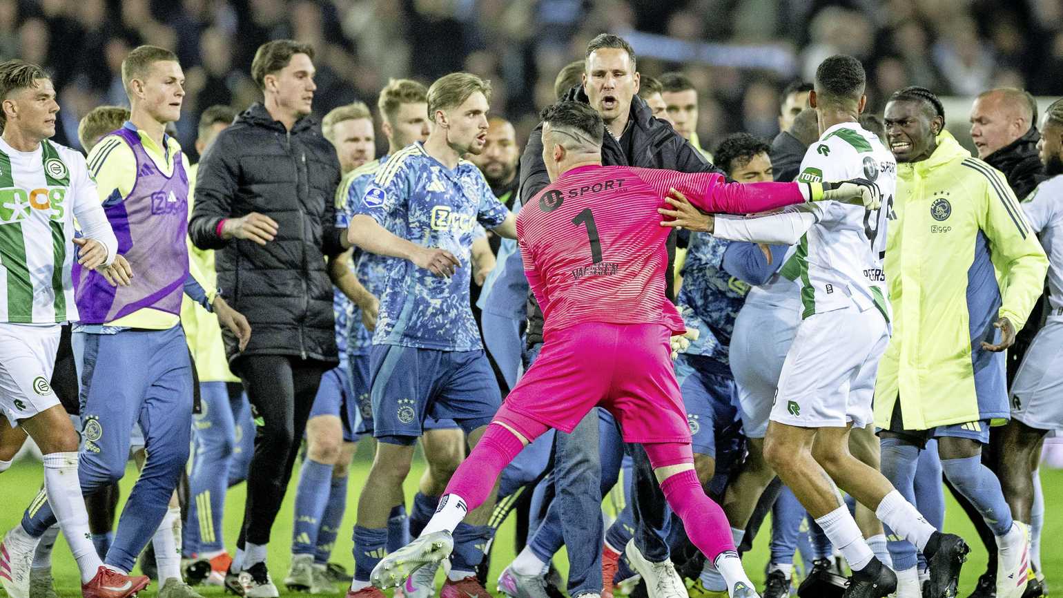 阿贾克斯逼平对手，淘汰赛名额或将受阻