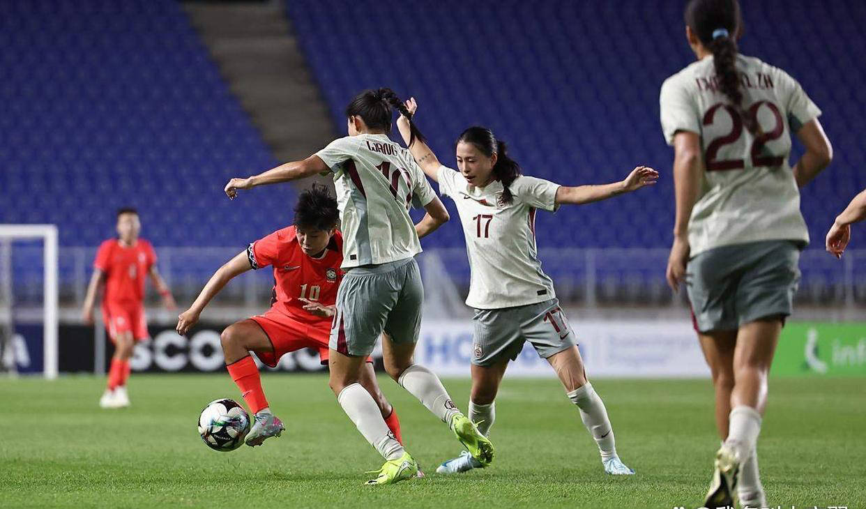 韩国女足在比赛中展现顽强精神 韩国女足在比赛中展现顽强精神