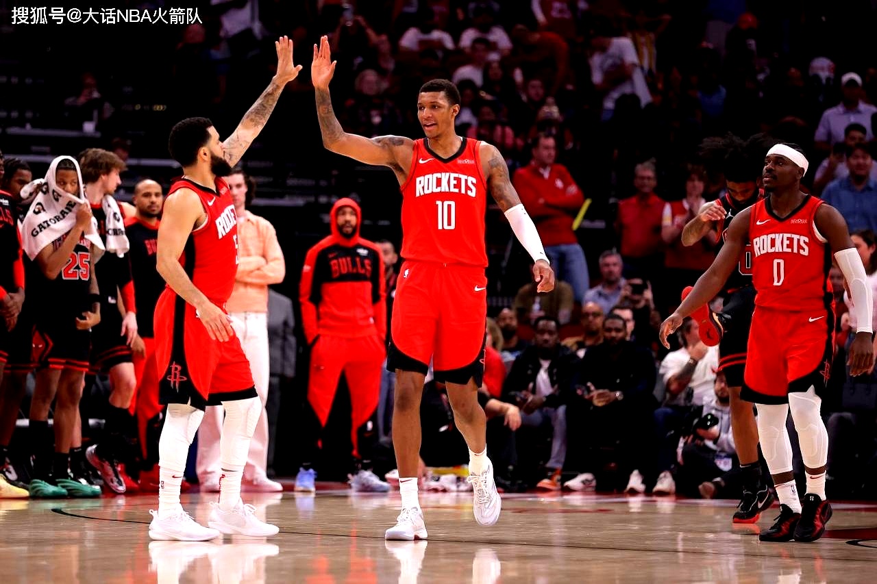 包含爵士客场不敌火箭，遭遇连败下场赛季濒危的词条