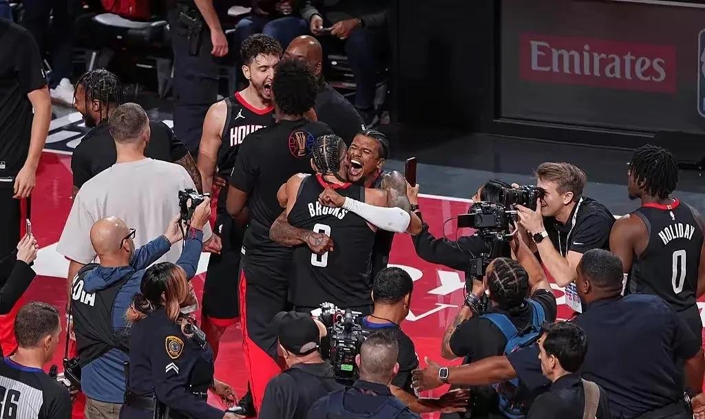 关于新秀球员表现抢眼，主教练大加赞赏的信息