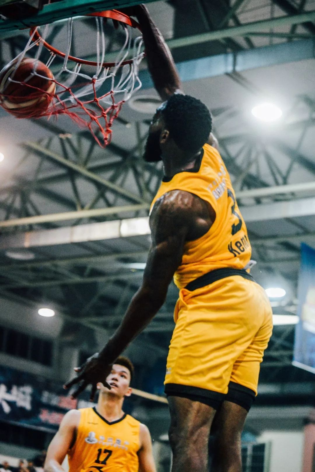 G2险胜MAD，Uzi关键团战开团秒人焦点之战八强赛，强势挺进下一轮的简单介绍