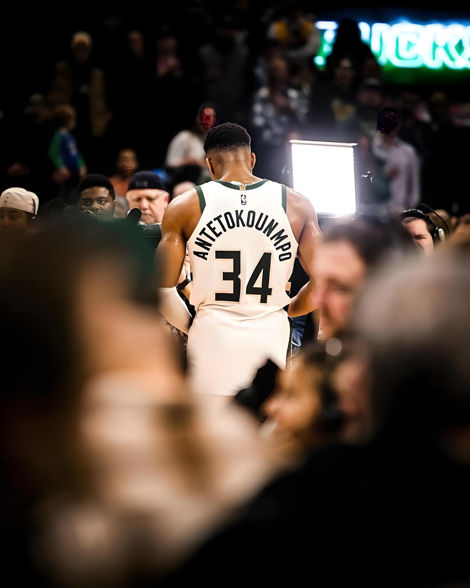 雄鹿队抢眼表现赢得球迷喝彩的简单介绍 雄鹿队抢眼表现赢得球迷喝彩的简单介绍