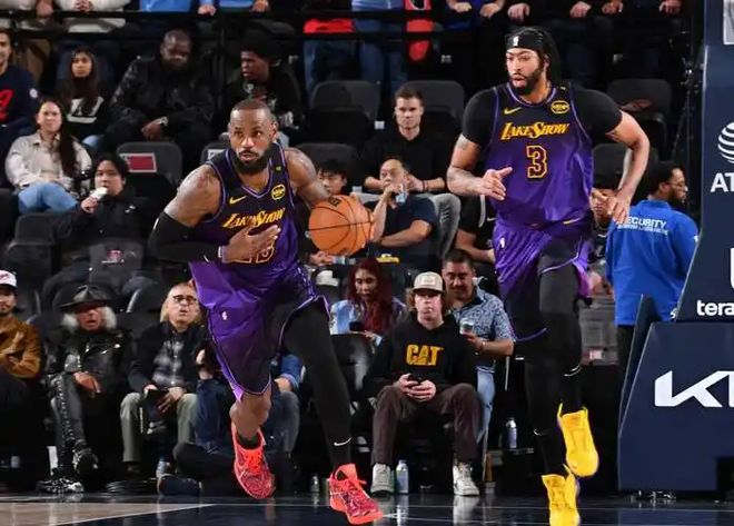 湖人险胜活塞，詹姆斯大力表现