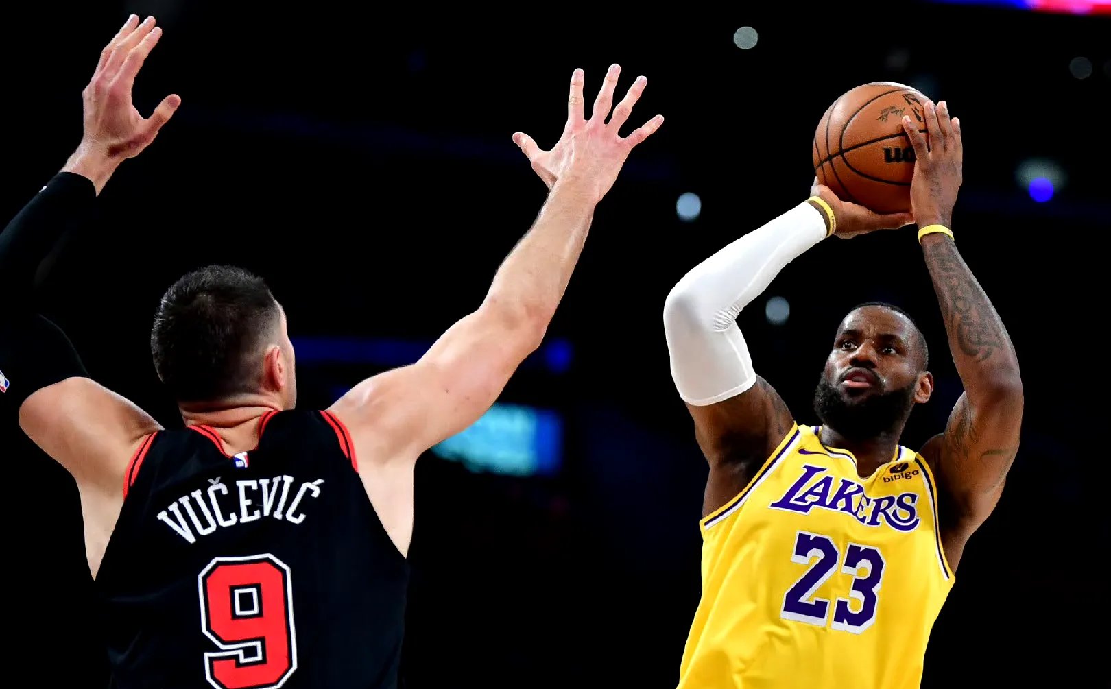 湖人队主场战胜公牛队,詹姆斯暴扣 湖人队主场战胜公牛队,詹姆斯暴扣