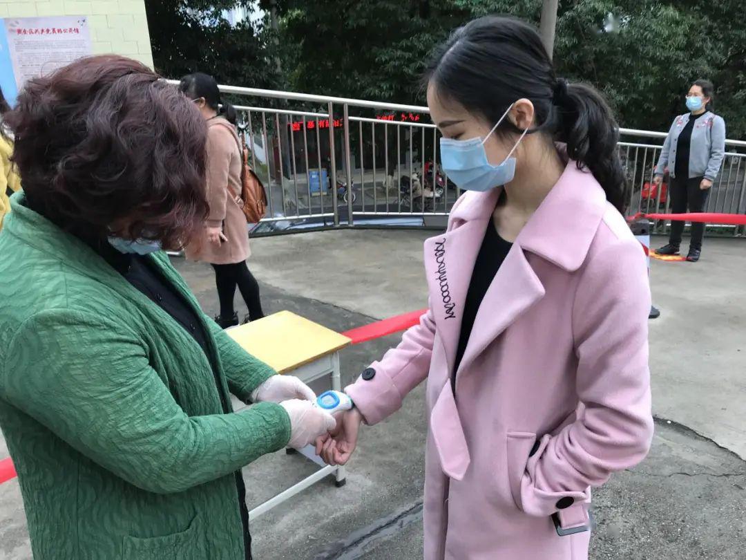 利雅德尼茨球员口罩防护备战