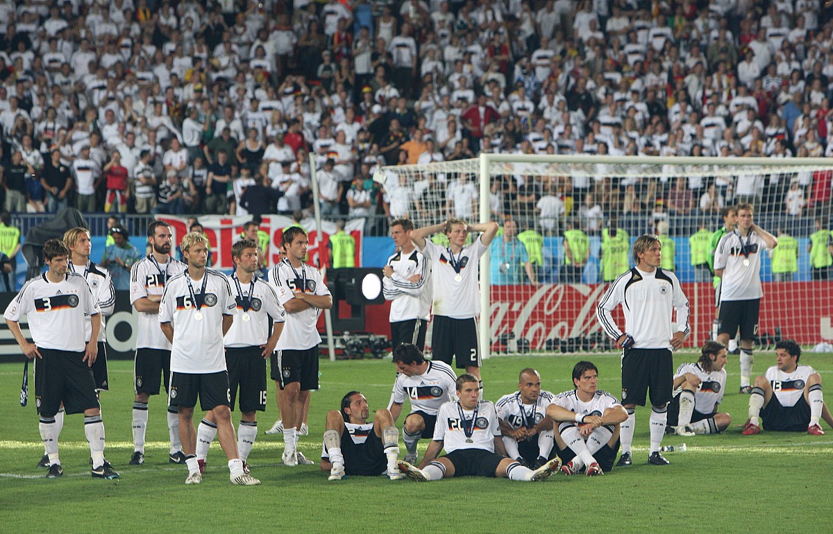 不容小觑:法兰克福队靠强大团队协作获得胜利 不容小觑:法兰克福队靠强大团队协作获得胜利