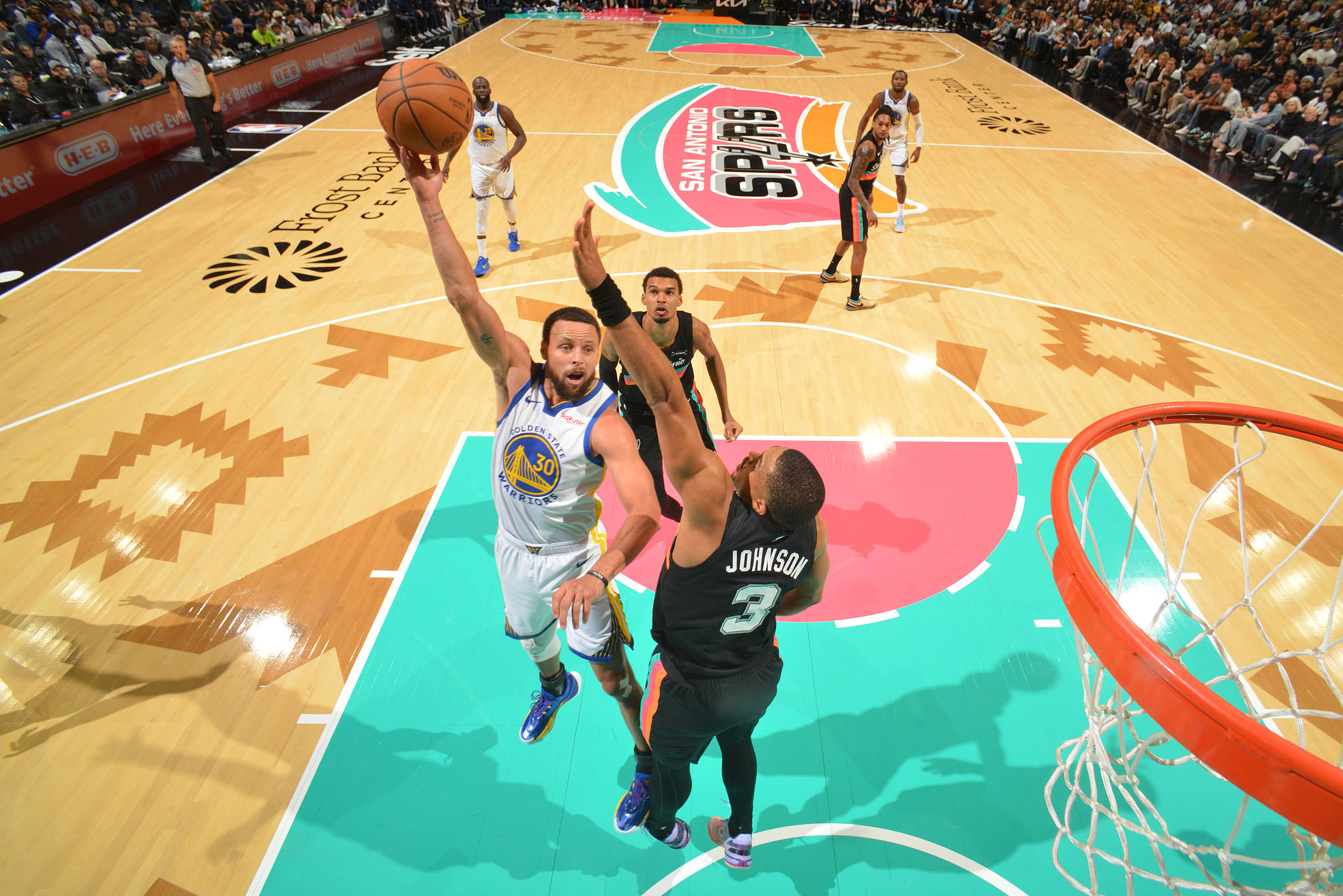 湖人横扫篮网，库里惊艳四座的简单介绍