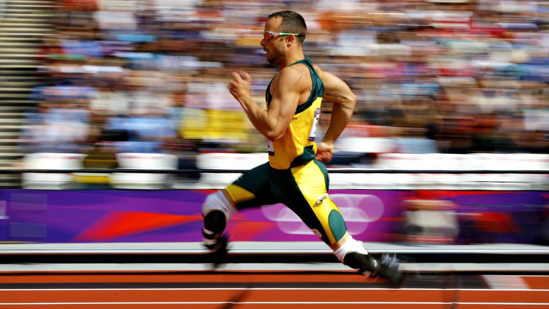 夹击，当跃马与银箭的百年鏖战闯入一块滚烫的金箔