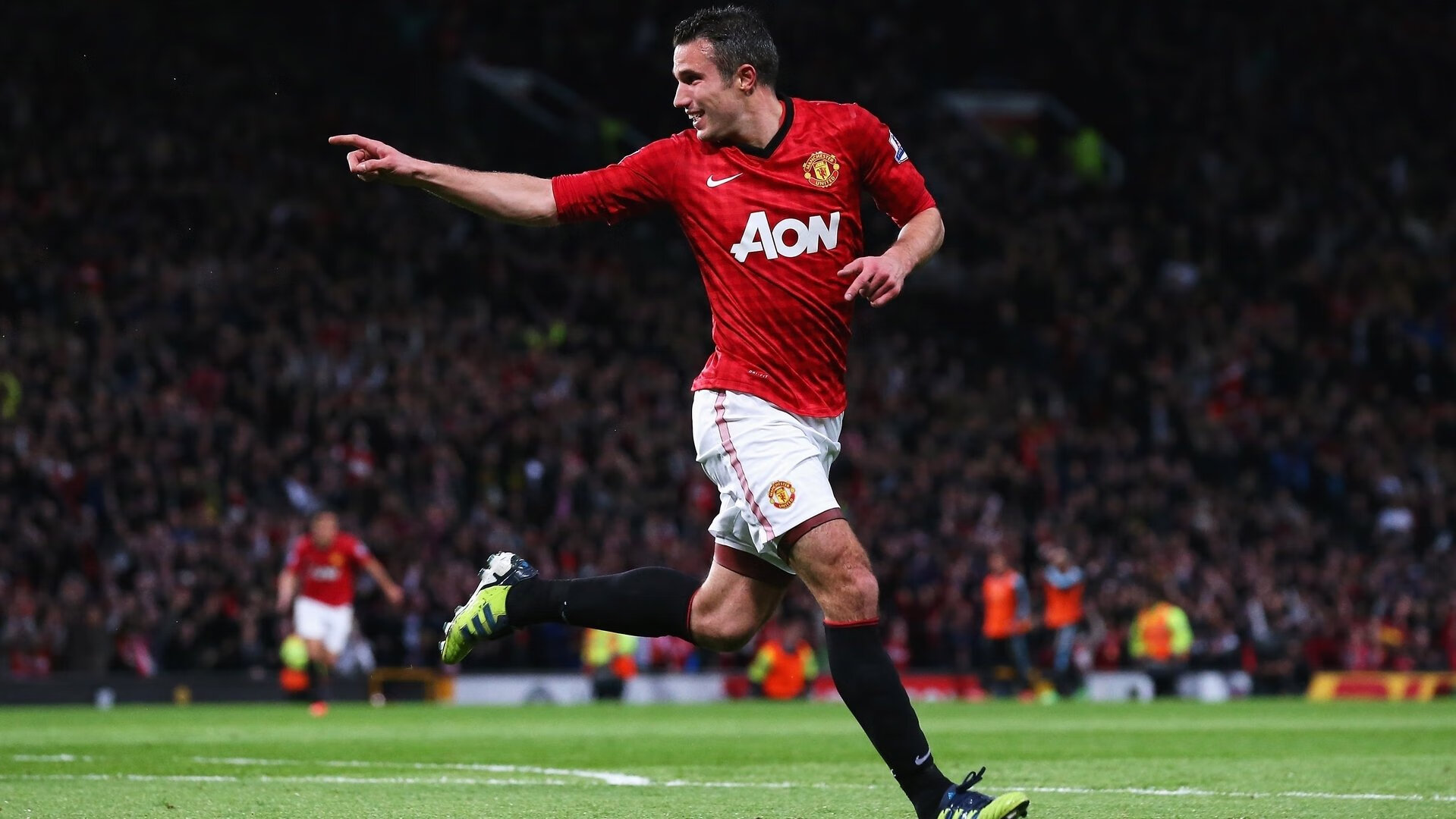 夹击，当跃马与银箭的百年鏖战闯入一块滚烫的金箔